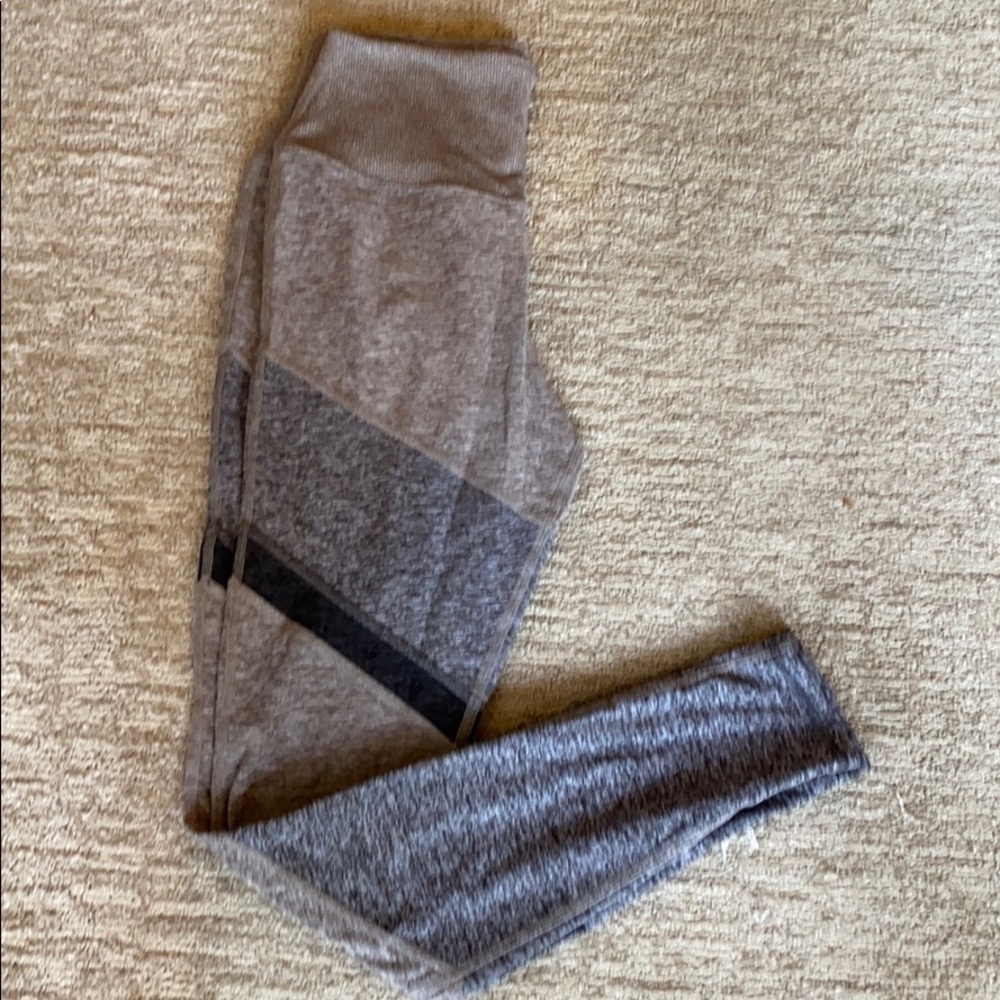 🧘‍♀️ Alo yoga pants